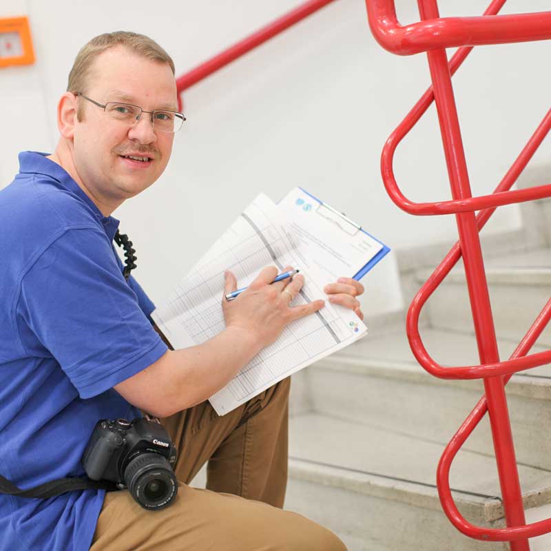 Ivo Lagler zeigt eine Objektsicherheitsprüfung in einem Stiegenhaus