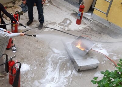 Feuerlöschübung mit einem externen Brandschutzbeauftragten