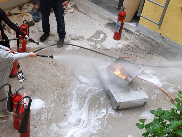 externer-brandschutzbeauftragter-feuerloeschuebung Feuerlöschübung mit einem externen Brandschutzbeauftragten